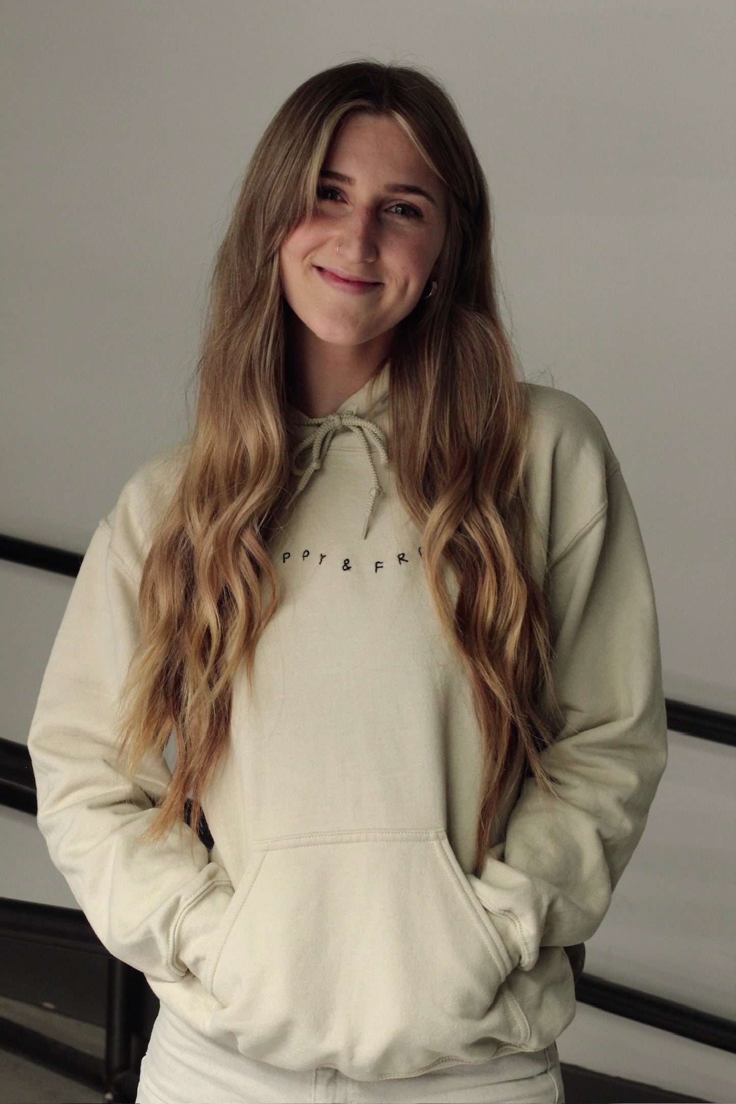 happy & free hoodie